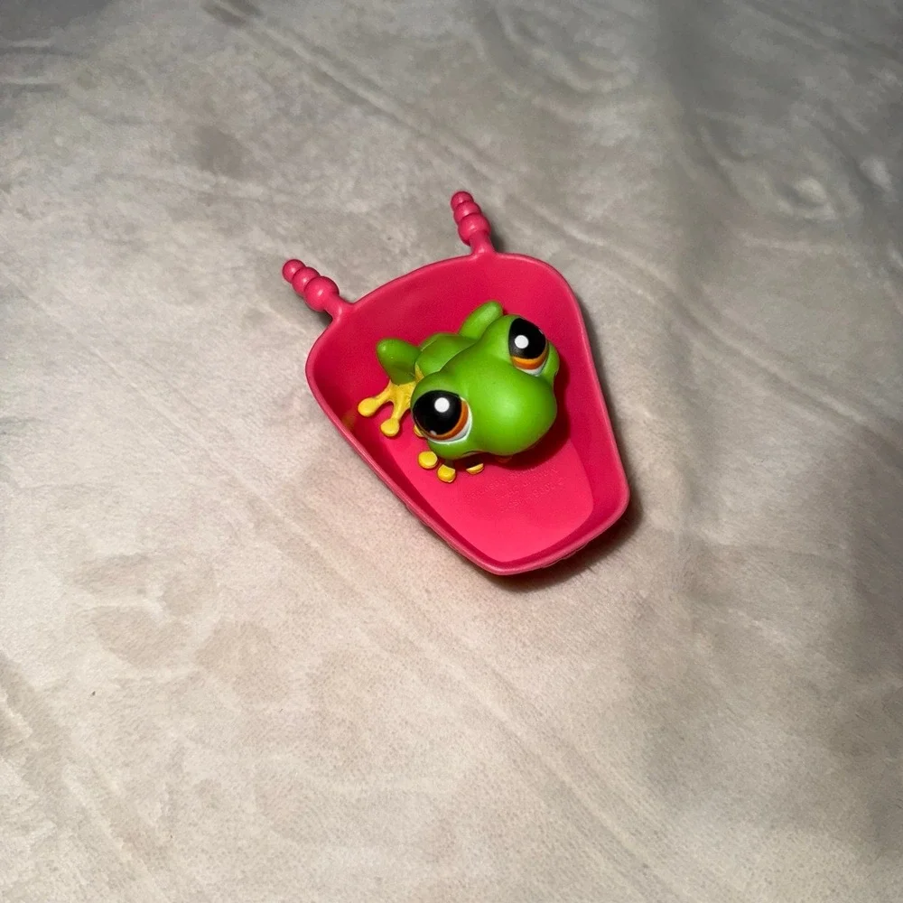 Littlest Pet Shop frog and wheelbarrow